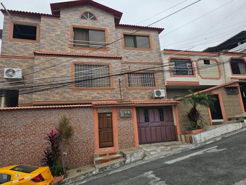 Venta de casa rentera de 5 departamentos en la ciudadela URBANOR Een Guayaquil