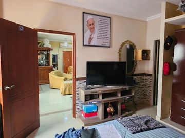 Venta de casa rentera de 5 departamentos en la ciudadela URBANOR Een Guayaquil