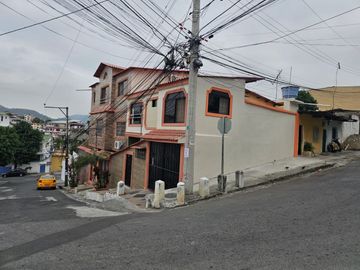 Venta de casa rentera de 5 departamentos en la ciudadela URBANOR Een Guayaquil