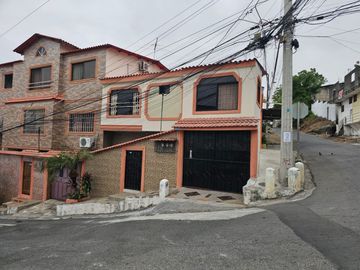 Venta de casa rentera de 5 departamentos en la ciudadela URBANOR Een Guayaquil