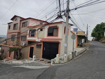 Venta de casa rentera de 5 departamentos en la ciudadela URBANOR Een Guayaquil
