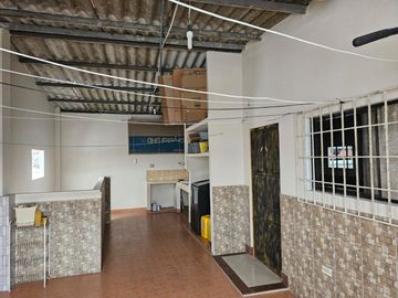 Venta de casa rentera de 5 departamentos en la ciudadela URBANOR Een Guayaquil