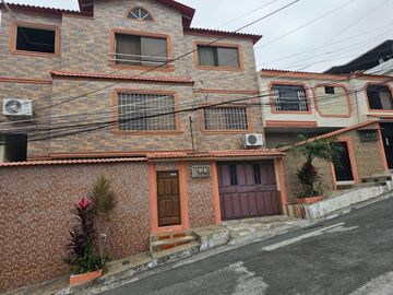 Venta de casa rentera de 5 departamentos en la ciudadela URBANOR Een Guayaquil