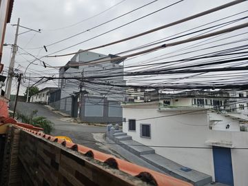 Venta de casa rentera de 5 departamentos en la ciudadela URBANOR Een Guayaquil