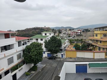 Venta de casa rentera de 5 departamentos en la ciudadela URBANOR Een Guayaquil