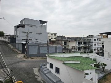Venta de casa rentera de 5 departamentos en la ciudadela URBANOR Een Guayaquil
