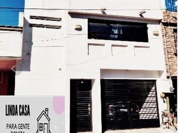 VIVE CON DESAHOGO Y FÉLIZ EN GUADALUPE. HERMOSA CASA 3 PLANTAS, 3 RE, 4.5 BAÑOS