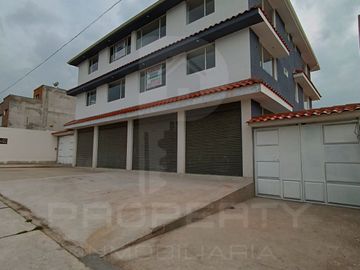Casa con local comercial por estrenar 5 parqueaderos 3 dormitorios Cashapamba En venta valle chillos Casa con local comercial por estrenar.