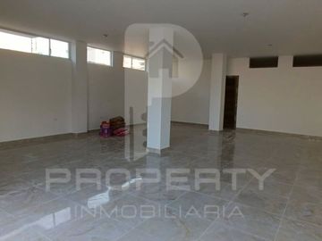 Casa con local comercial por estrenar 5 parqueaderos 3 dormitorios Cashapamba En venta valle chillos Casa con local comercial por estrenar.