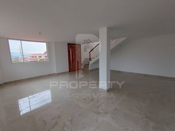 Casa con local comercial por estrenar 5 parqueaderos 3 dormitorios Cashapamba En venta valle chillos Casa con local comercial por estrenar.