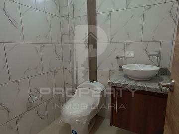 Casa con local comercial por estrenar 5 parqueaderos 3 dormitorios Cashapamba En venta valle chillos Casa con local comercial por estrenar.
