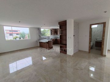 Casa con local comercial por estrenar 5 parqueaderos 3 dormitorios Cashapamba En venta valle chillos Casa con local comercial por estrenar.