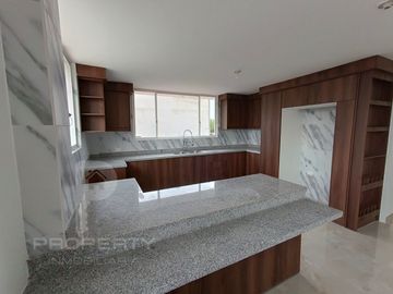 Casa con local comercial por estrenar 5 parqueaderos 3 dormitorios Cashapamba En venta valle chillos Casa con local comercial por estrenar.