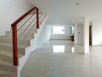 Casa con local comercial por estrenar 5 parqueaderos 3 dormitorios Cashapamba En venta valle chillos Casa con local comercial por estrenar.