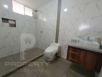 Casa con local comercial por estrenar 5 parqueaderos 3 dormitorios Cashapamba En venta valle chillos Casa con local comercial por estrenar.