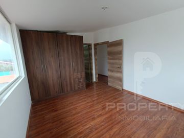 Casa con local comercial por estrenar 5 parqueaderos 3 dormitorios Cashapamba En venta valle chillos Casa con local comercial por estrenar.