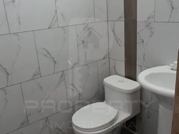 Casa con local comercial por estrenar 5 parqueaderos 3 dormitorios Cashapamba En venta valle chillos Casa con local comercial por estrenar.