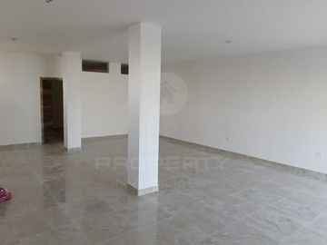 Casa con local comercial por estrenar 5 parqueaderos 3 dormitorios Cashapamba En venta valle chillos Casa con local comercial por estrenar.