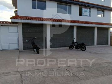 Casa con local comercial por estrenar 5 parqueaderos 3 dormitorios Cashapamba En venta valle chillos Casa con local comercial por estrenar.