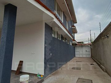 Casa con local comercial por estrenar 5 parqueaderos 3 dormitorios Cashapamba En venta valle chillos Casa con local comercial por estrenar.