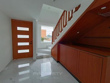 CASA EN VENTA 4 dormitorios con baño propio cada uno, dormitorio en planta baja. Por estrenar con acabados de lujo. Independiente 4 dormitorios con ba
