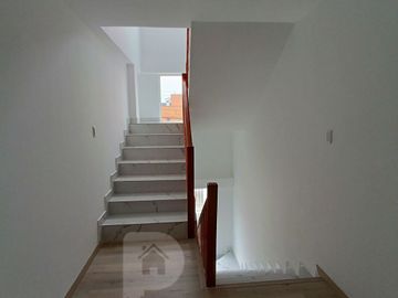 CASA EN VENTA 4 dormitorios con baño propio cada uno, dormitorio en planta baja. Por estrenar con acabados de lujo. Independiente 4 dormitorios con ba