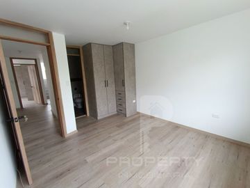 CASA EN VENTA 4 dormitorios con baño propio cada uno, dormitorio en planta baja. Por estrenar con acabados de lujo. Independiente 4 dormitorios con ba
