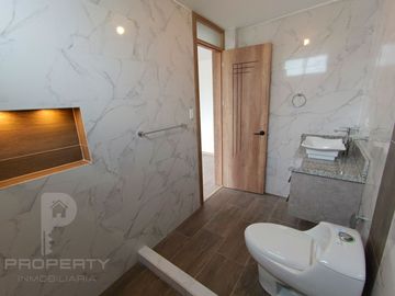 CASA EN VENTA 4 dormitorios con baño propio cada uno, dormitorio en planta baja. Por estrenar con acabados de lujo. Independiente 4 dormitorios con ba