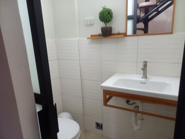 Hermoso, espacioso y remodelado dúplex en Mirones- Ideal inversionistas