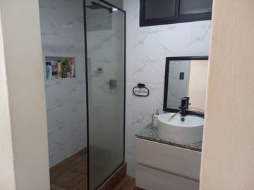 Hermoso, espacioso y remodelado dúplex en Mirones- Ideal inversionistas