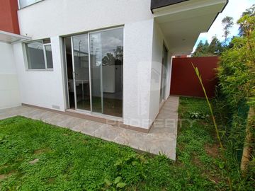 CASA POR ESTRENAR 2 parqueaderos, 3 dormitorios cada uno con baño propio en conjunto privado Casa ESQUINERA conocoto valle de los chillos Casa en vent