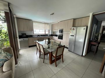 DEPTO Providencia – Pocuro 3D, 3B, Family Room, 2 Estacionamientos y Bodega. Vista Despejada!!