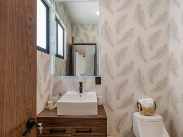 CASA CON ALBERCA EN RESIDENCIAL CON SEGURIDAD AL SUR DE CUERNAVACA EN VENTA
