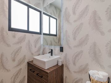 CASA CON ALBERCA EN RESIDENCIAL CON SEGURIDAD AL SUR DE CUERNAVACA EN VENTA