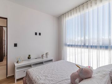 CASA CON ALBERCA EN RESIDENCIAL CON SEGURIDAD AL SUR DE CUERNAVACA EN VENTA