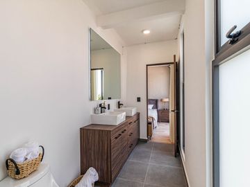 CASA CON ALBERCA EN RESIDENCIAL CON SEGURIDAD AL SUR DE CUERNAVACA EN VENTA