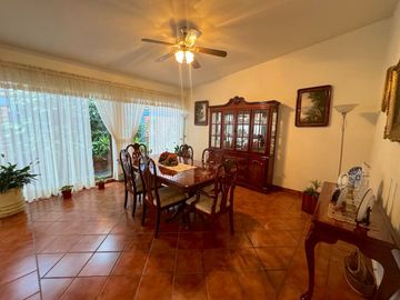 Propiedad en venta,2casas ,1 bungalo y Terraza en zapopan
