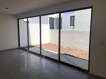 CASA EN VENTA EN LA RESERVA JURIQUILLA DE TRES RECAMARAS  CON BAÑO CADA UNA Y SALA DE TV