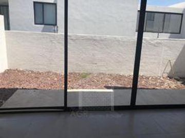 CASA EN VENTA EN LA RESERVA JURIQUILLA DE TRES RECAMARAS  CON BAÑO CADA UNA Y SALA DE TV