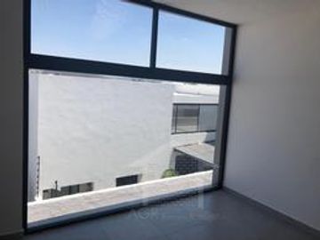CASA EN VENTA EN LA RESERVA JURIQUILLA DE TRES RECAMARAS  CON BAÑO CADA UNA Y SALA DE TV