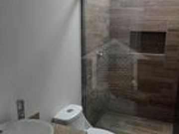 CASA EN VENTA EN LA RESERVA JURIQUILLA DE TRES RECAMARAS  CON BAÑO CADA UNA Y SALA DE TV