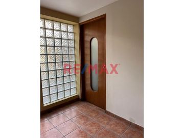 Venta Linda Casa 3 Pisos-La Molina Cerca a la USMP
