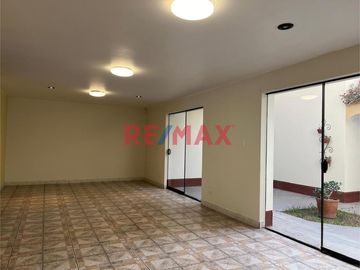 Venta Linda Casa 3 Pisos-La Molina Cerca a la USMP