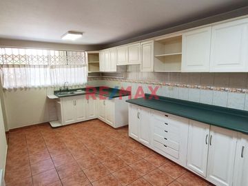 Venta Linda Casa 3 Pisos-La Molina Cerca a la USMP