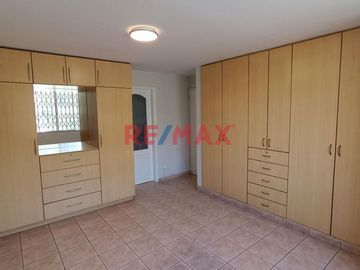 Venta Linda Casa 3 Pisos-La Molina Cerca a la USMP