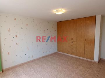 Venta Linda Casa 3 Pisos-La Molina Cerca a la USMP