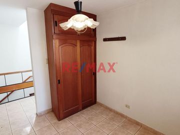 Venta Linda Casa 3 Pisos-La Molina Cerca a la USMP