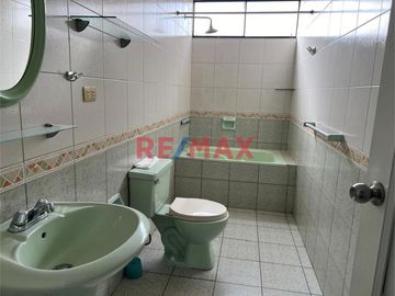 Venta Linda Casa 3 Pisos-La Molina Cerca a la USMP