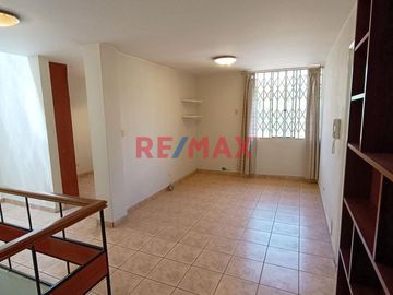 Venta Linda Casa 3 Pisos-La Molina Cerca a la USMP