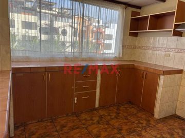 Venta Linda Casa 3 Pisos-La Molina Cerca a la USMP
